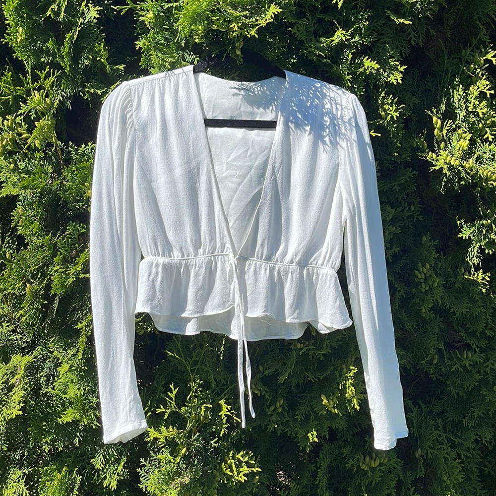 Aritzia Sunday Best long sleeve crop top in white